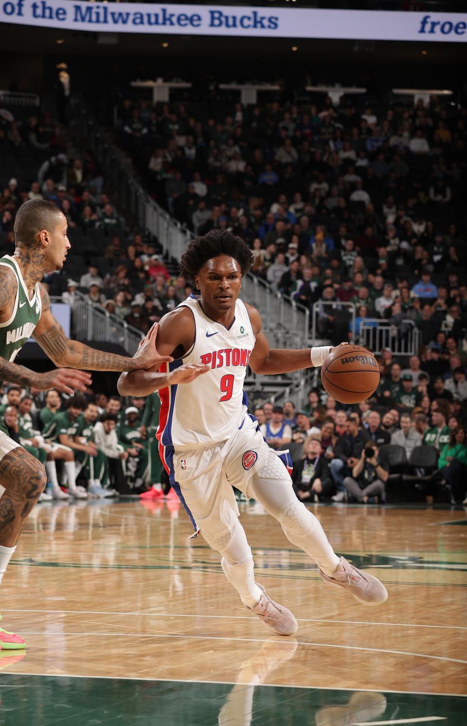 字母哥伤退雄鹿爆冷18分逆转东部第一 小波特26+7坎宁安15中5