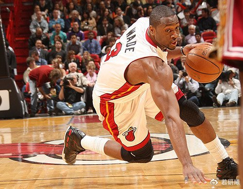 NBA史上最疯狂的赛季!艾弗森3阵,邓肯2阵,1阵堪称无敌|科比·布莱恩特|蒂姆·邓肯|姚明|史蒂夫·纳什|卡梅隆·安东尼_新浪体育_新浪新闻