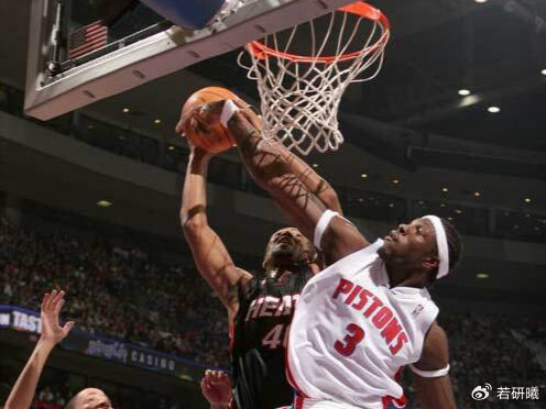 NBA史上最疯狂的赛季!艾弗森3阵,邓肯2阵,1阵堪称无敌|科比·布莱恩特|蒂姆·邓肯|姚明|史蒂夫·纳什|卡梅隆·安东尼_新浪体育_新浪新闻