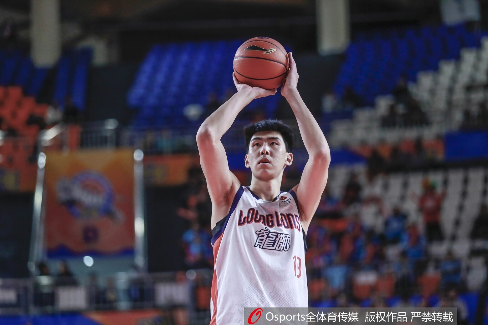 kaiyun-攻防俱佳！徐昕9中7超高效拿下17分10板1助1断4帽