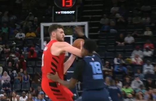 开云-生涯首次被驱逐！杨瀚森队友克林根肘击吃二级恶犯 黯然离场