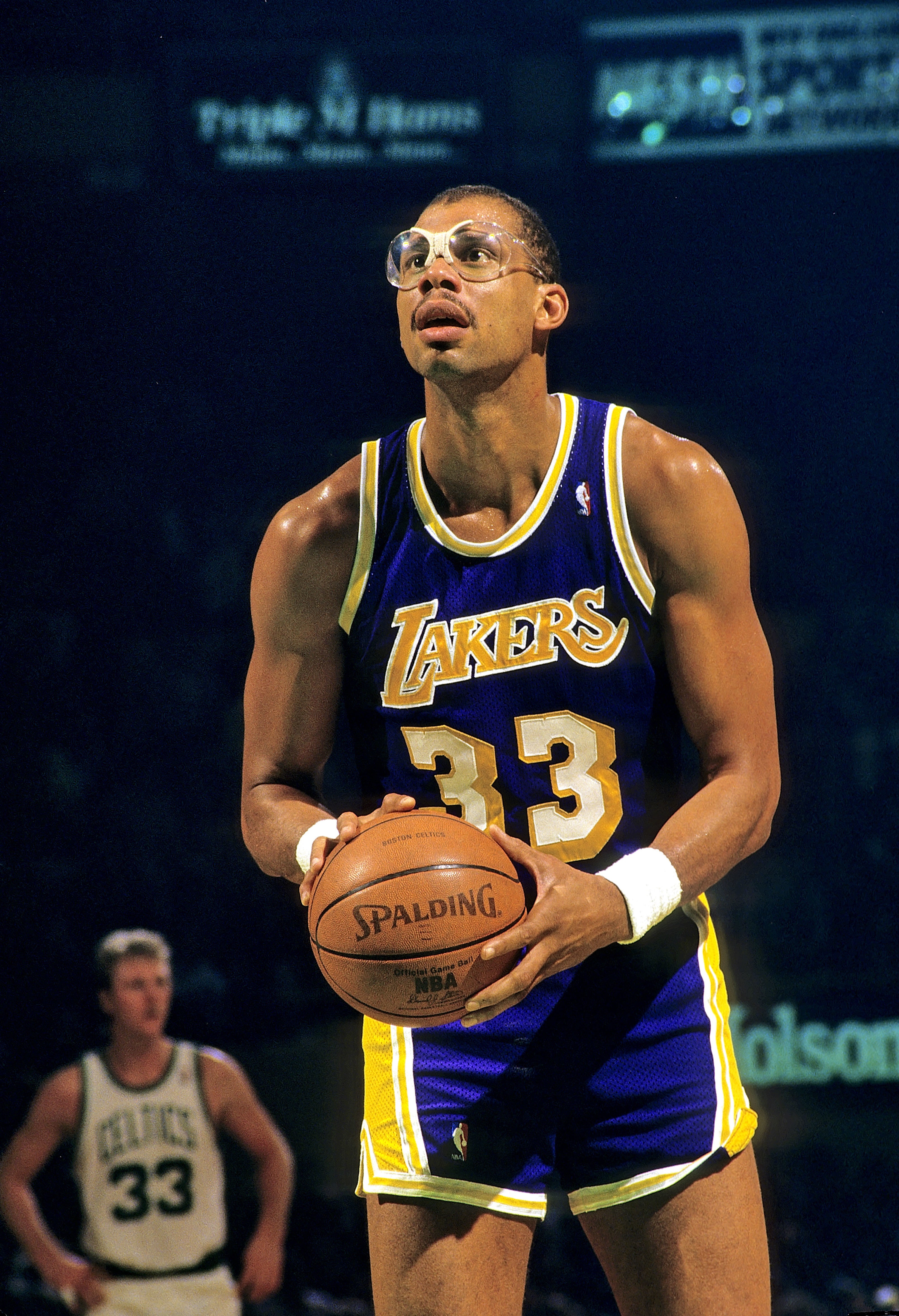 三旬球员连续20+：战神卡44场领跑 老詹领衔现役7人 火箭威登上榜